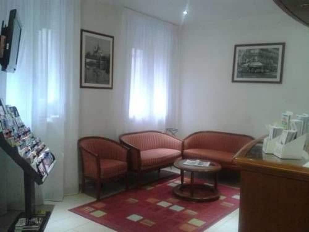 Hotel Hipotel Lilas Gambetta Parijs